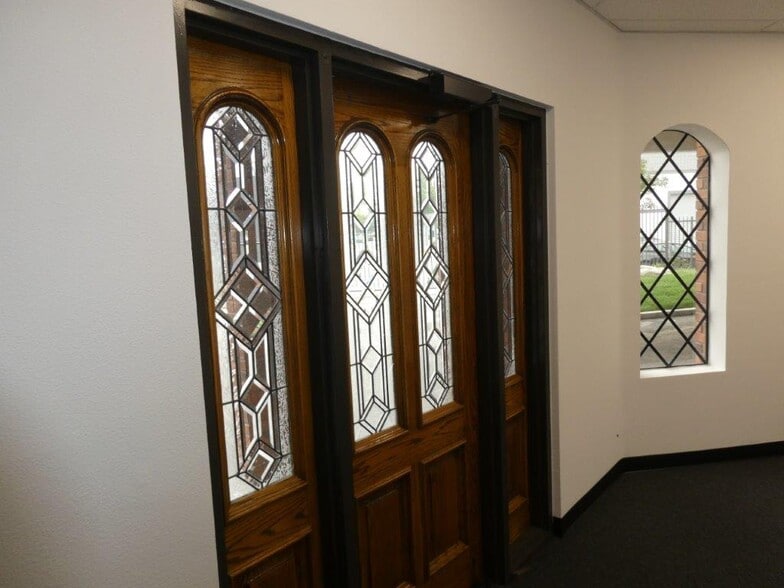 More Photos Of 1411 Railroad St, Glendale Warehouse For Lease