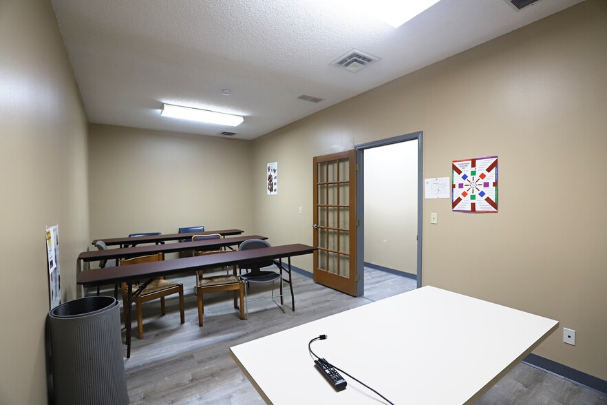 More Photos Of 2255 S Linden Rd, Flint Office For Sale
