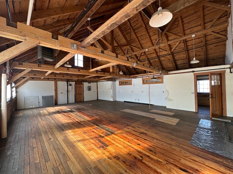 More Photos Of 100-102 Mill Rd, Bridgewater Storefront For Lease