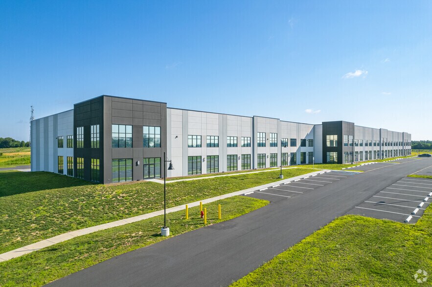 More Photos Of 5806 DuPont Pky, Smyrna Unknown For Sale