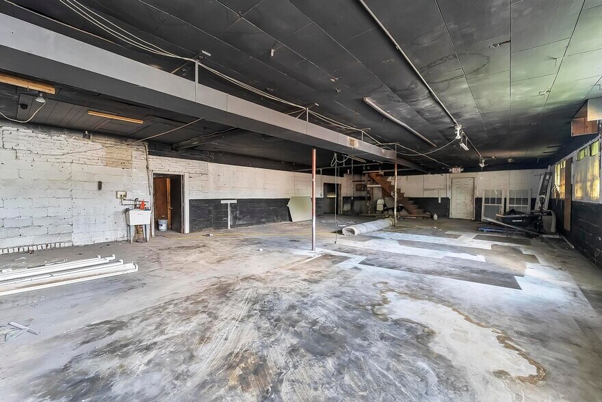 More Photos Of 909-911 Milton Rd, Alton Flex For Sale