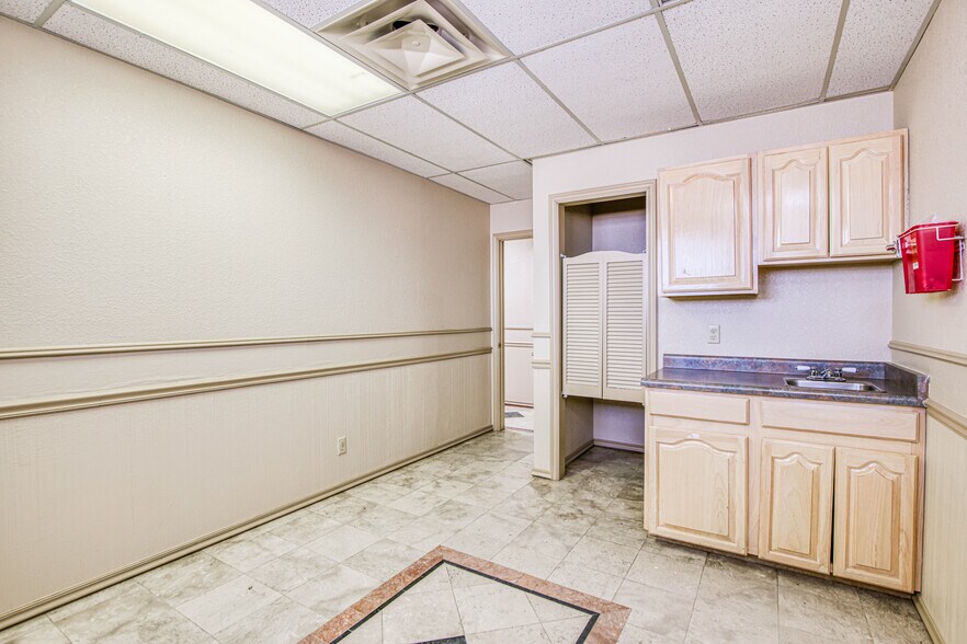 More Photos Of 361 Vinton Rd, Anthony Medical For Lease