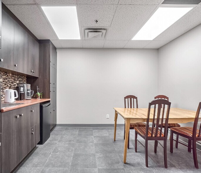More Photos Of 400 Boul Curé-Labelle, Laval Loft Creative Space For Sale