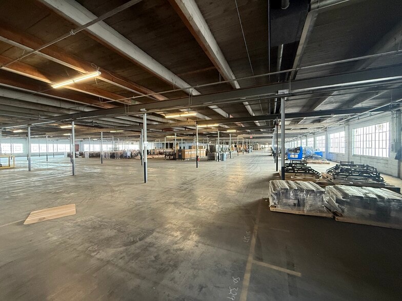 More Photos Of 220 E 14th Ave, North Kansas City Distribution For Lease