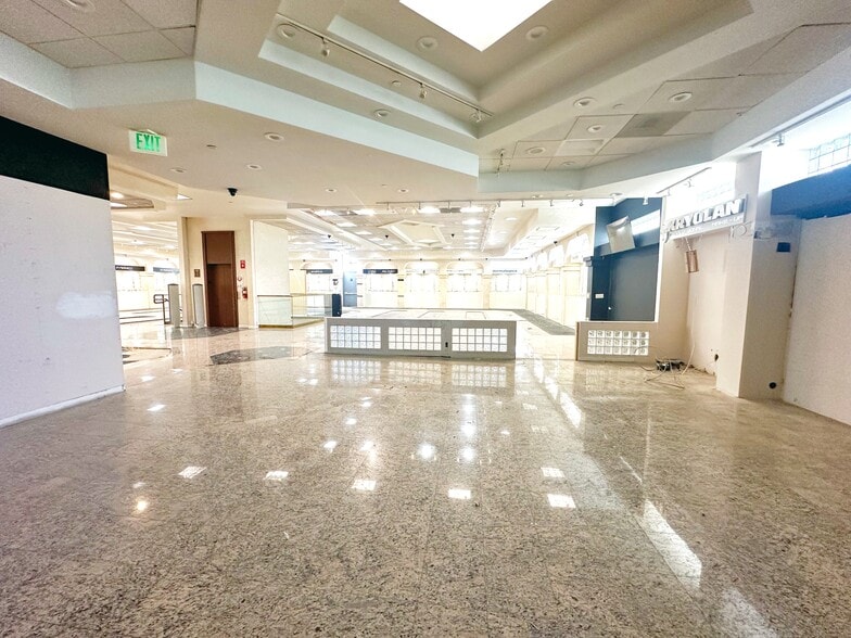 More Photos Of 12640 Riverside Dr, Valley Village Storefront Retail Office For Sale