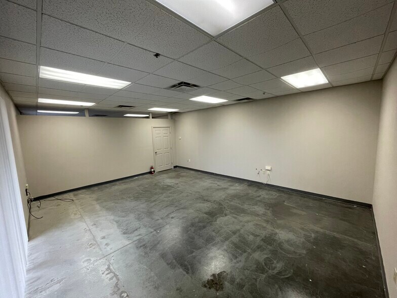 More Photos Of 6600-6626 Kingspointe Pky, Orlando Distribution For Lease