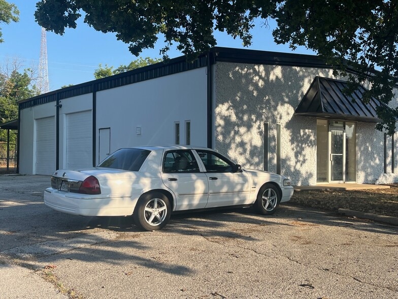 More Photos Of 206 Pecan St, Arlington Auto Repair For Lease