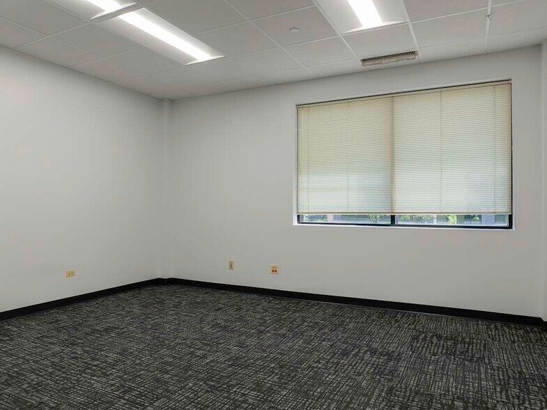 More Photos Of 5750 W 118th St, Alsip Unknown For Lease