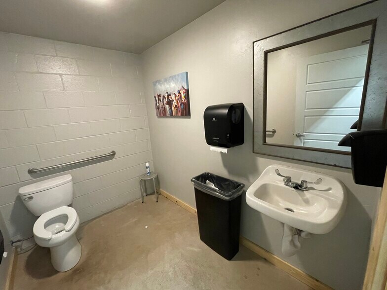 More Photos Of 938 N Flood Ave, Norman General Retail For Sale