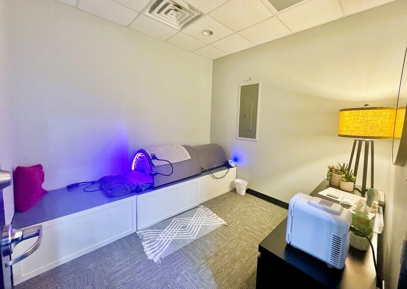 More Photos Of 1047 Glenbrook Way, Hendersonville Storefront Retail Office For Lease