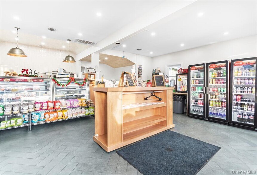 More Photos Of 305 4th Ave, Bay Shore Freestanding For Sale