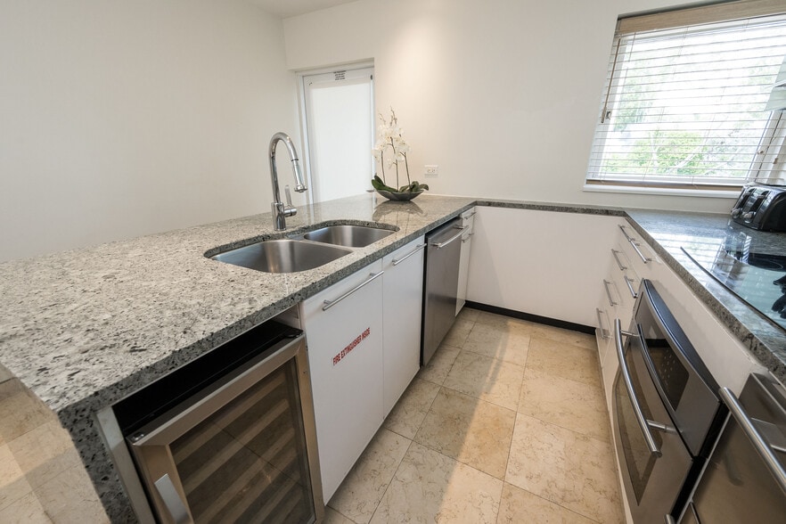 More Photos Of 1401 Simonton St, Key West Hotel For Sale