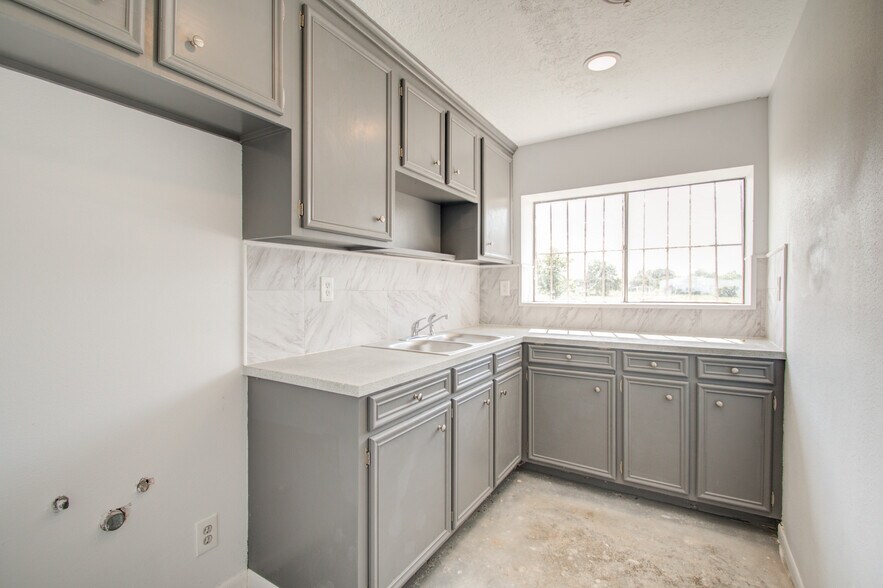 More Photos Of 7002 Bissell Rd, Manvel Manufacturing For Sale