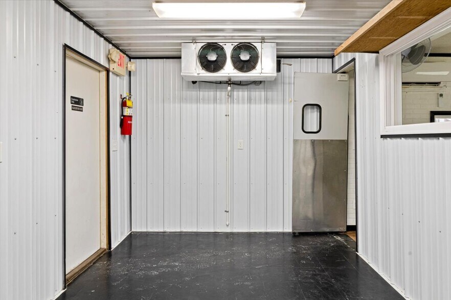 More Photos Of 406 N Main St, Lynn Restaurant For Lease