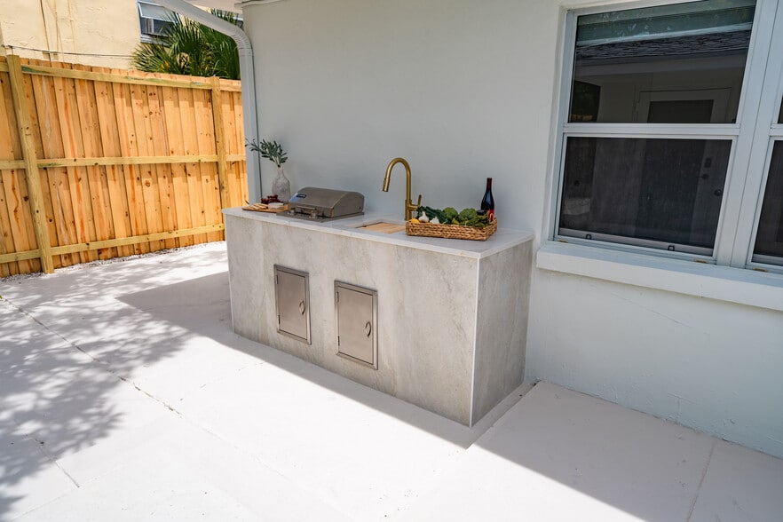 More Photos Of 525 N Federal Hwy, Lake Worth Beach Multifamily For Sale