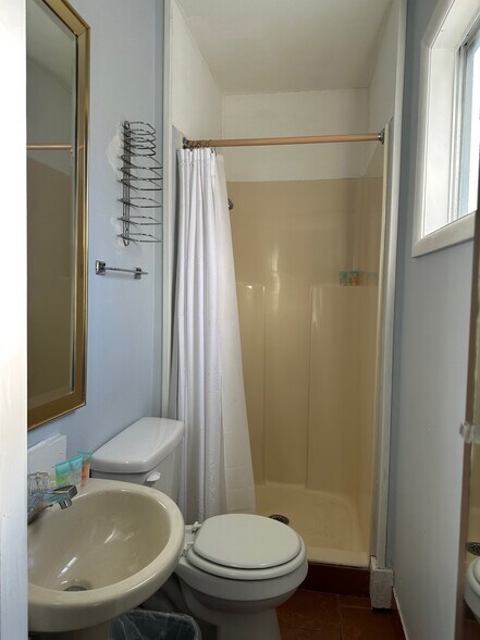 More Photos Of 302 N Main St, Melbourne Hotel For Sale