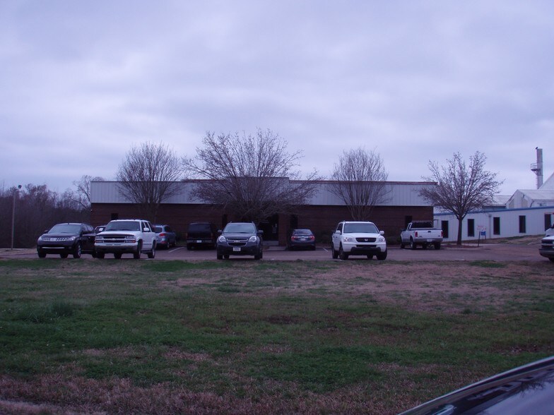 Primary Photo Of 1021 Clinton Industrial Park Rd, Clinton Warehouse For Lease