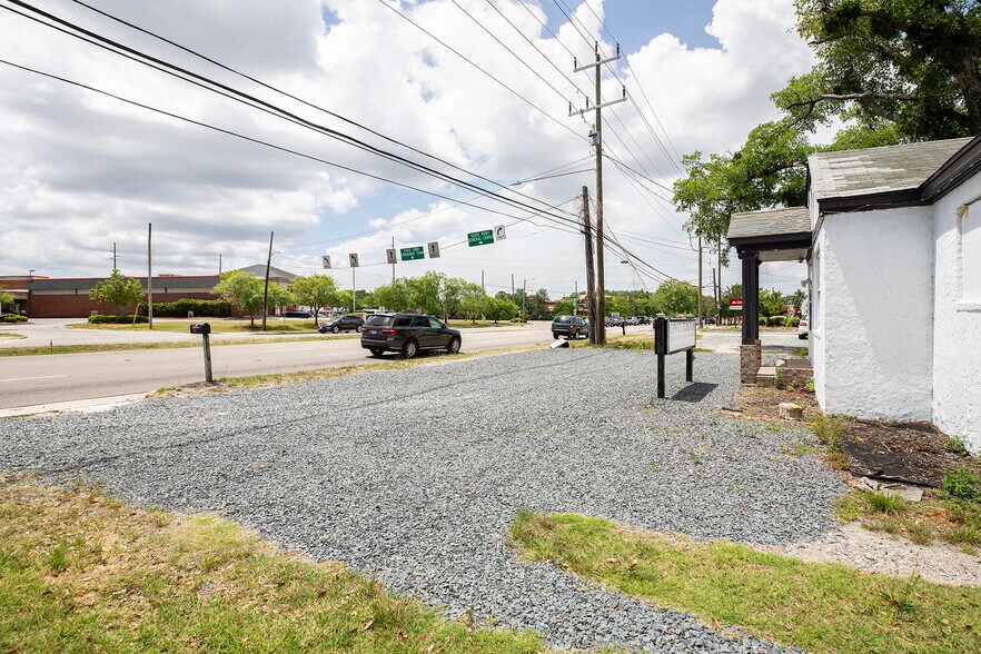 More Photos Of 511 Shipyard Blvd, Wilmington Office For Sale