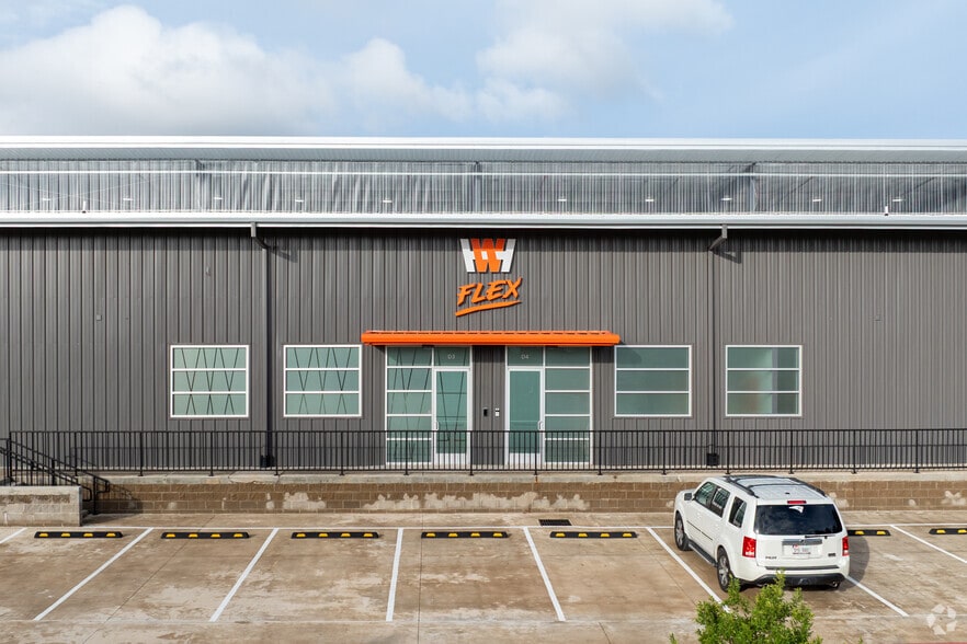 More Photos Of 1027 Outpost Dr, Conroe Showroom For Lease