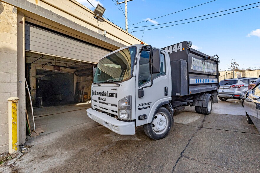 More Photos Of 5420 Oakman Blvd, Dearborn Warehouse For Sale