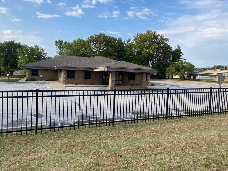 More Photos Of 2212 W Kearney St, Springfield Office For Sale