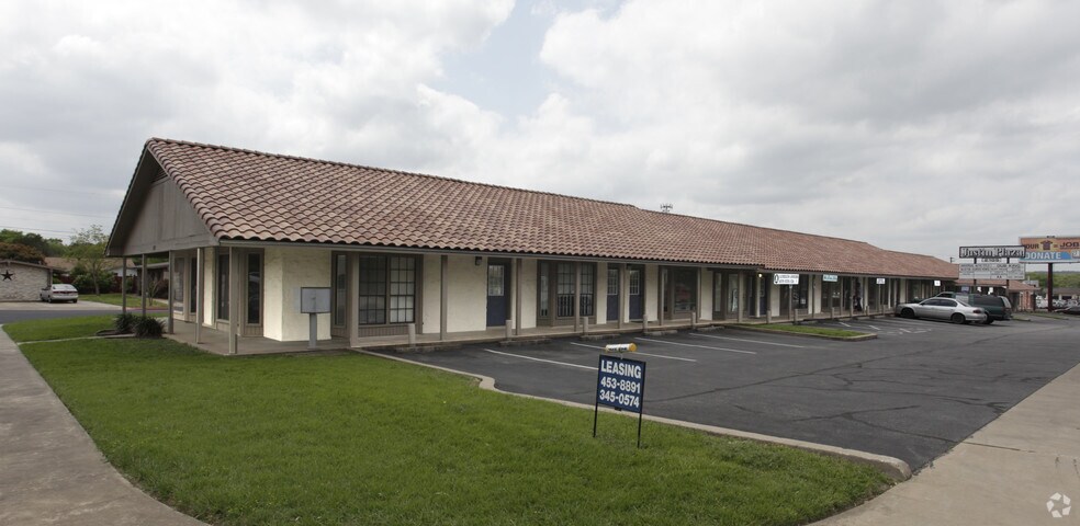 More Photos Of 2105 Justin Ln, Austin General Retail For Lease