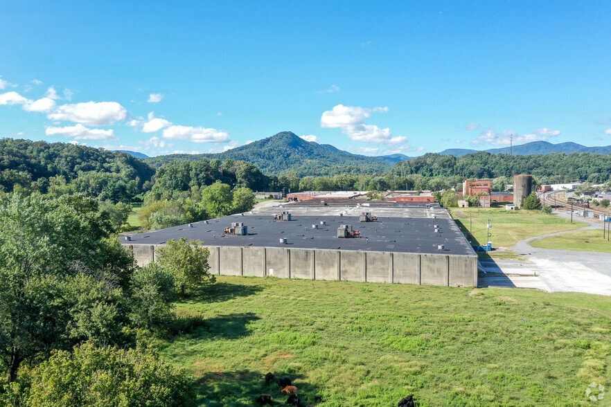 More Photos Of 1 Water St, Old Fort Distribution For Lease