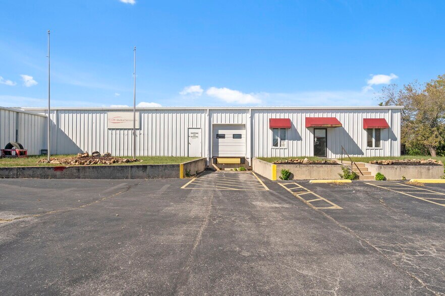 Primary Photo Of 1110 N Gerald St, Nixa Warehouse For Lease