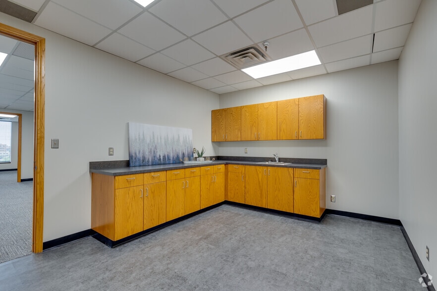 More Photos Of 3030 NW Expressway, Oklahoma City Office Residential For Lease