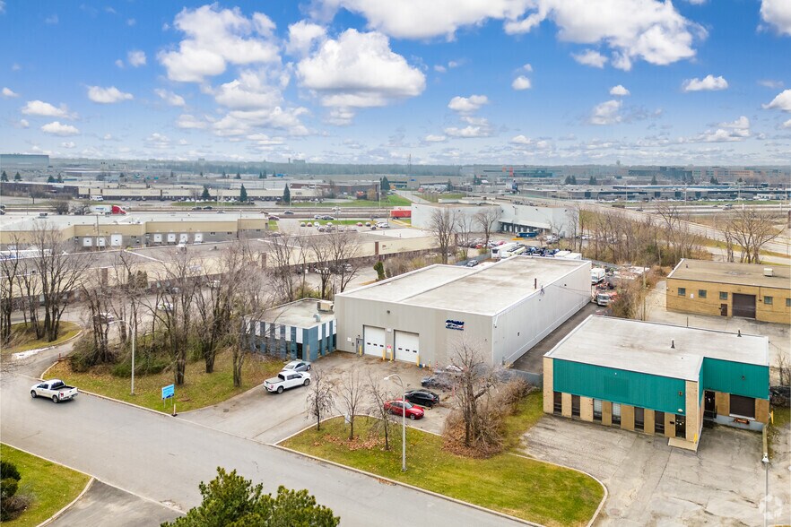 More Photos Of 2700 Rue Sabourin, Montréal Warehouse For Sale