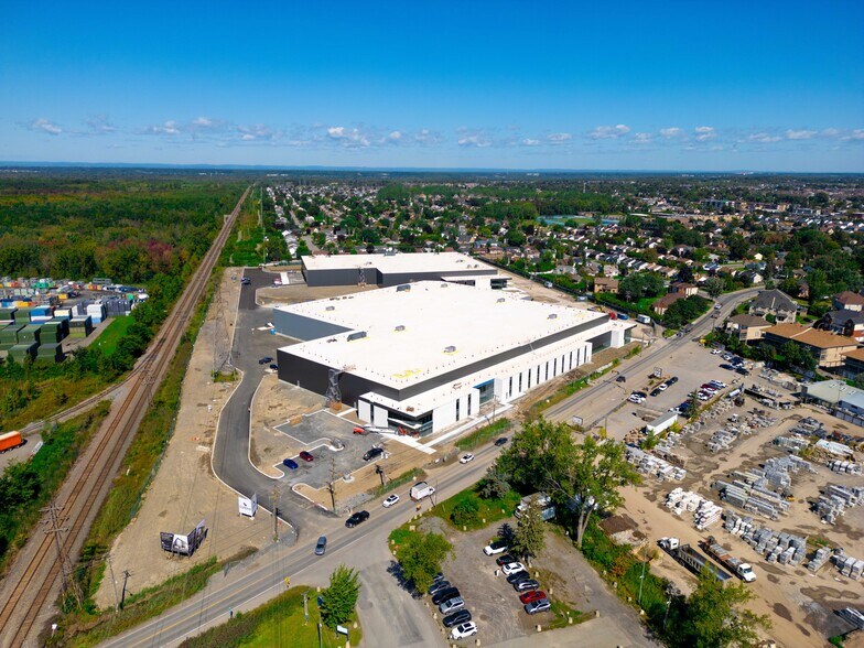 More Photos Of 141 Boul Bellerose O, Laval Warehouse For Lease