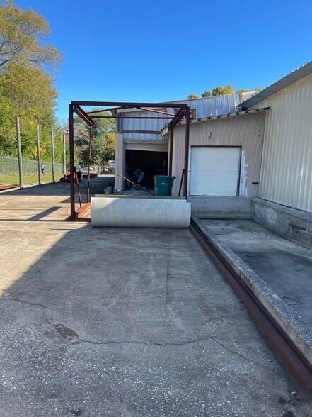 More Photos Of 401 Industrial Park Ln, Willis Warehouse For Sale