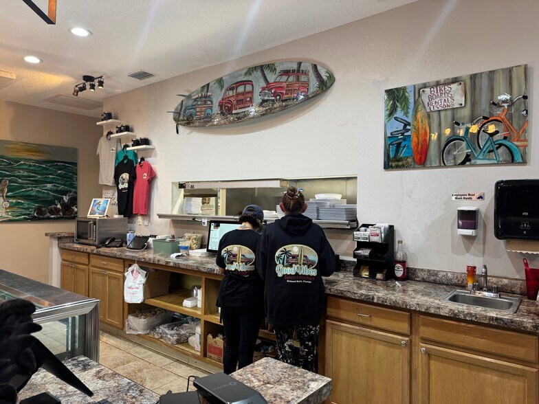 More Photos Of 165 N Yonge St, Ormond Beach Freestanding For Sale