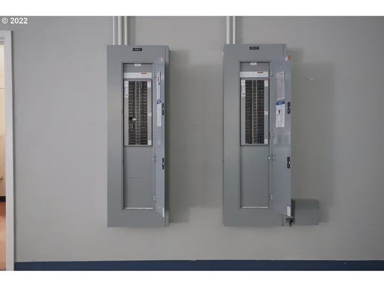 More Photos Of 181 Anderson Ave, Coos Bay Department Store For Sale