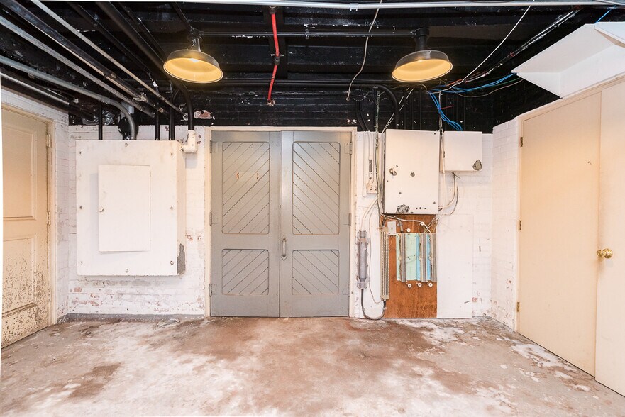 More Photos Of 128 W Harden St, Graham Freestanding For Sale