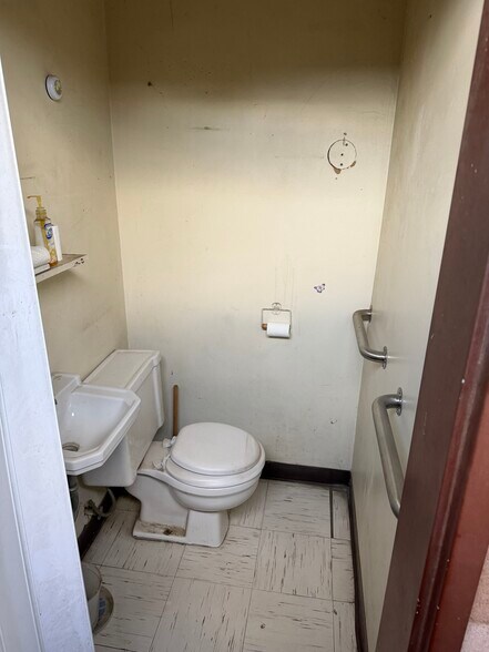 More Photos Of 217 Percy Ave, Yuba City Storefront For Sale