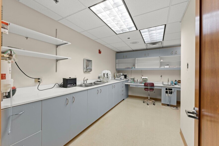 More Photos Of 1001 E Chicago Ave, Naperville Office For Sale