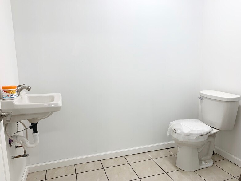 More Photos Of 929 N 5th Ave, Kankakee Storefront Retail Office For Sale