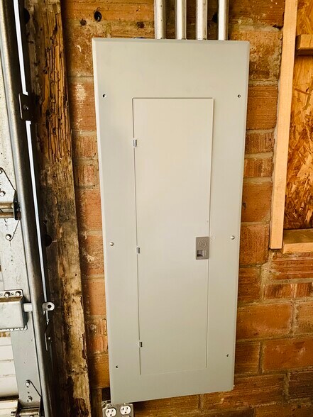 More Photos Of 114 W Ikard St, Henrietta Office For Sale