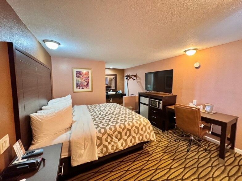 More Photos Of 428 Center Ave, Oakley Hotel For Sale