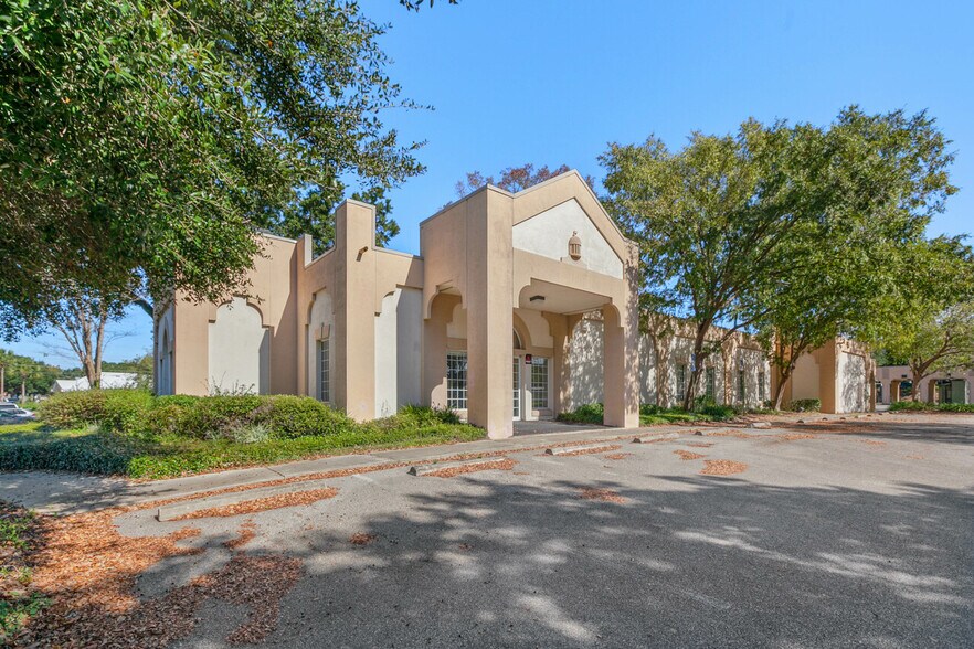 More Photos Of 1997 Capital Cir NE, Tallahassee Bank For Lease