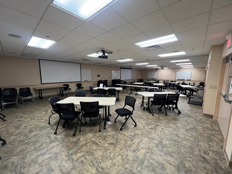 More Photos Of 825 E White Spruce Blvd, Henrietta Veterinarian Kennel For Lease