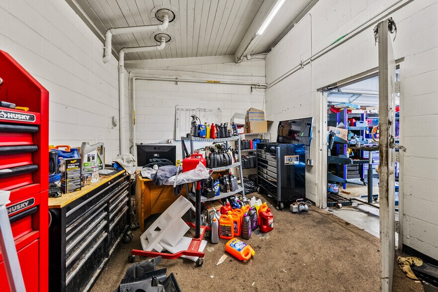 More Photos Of 348 N Riverside Ave, Medford Auto Repair For Lease