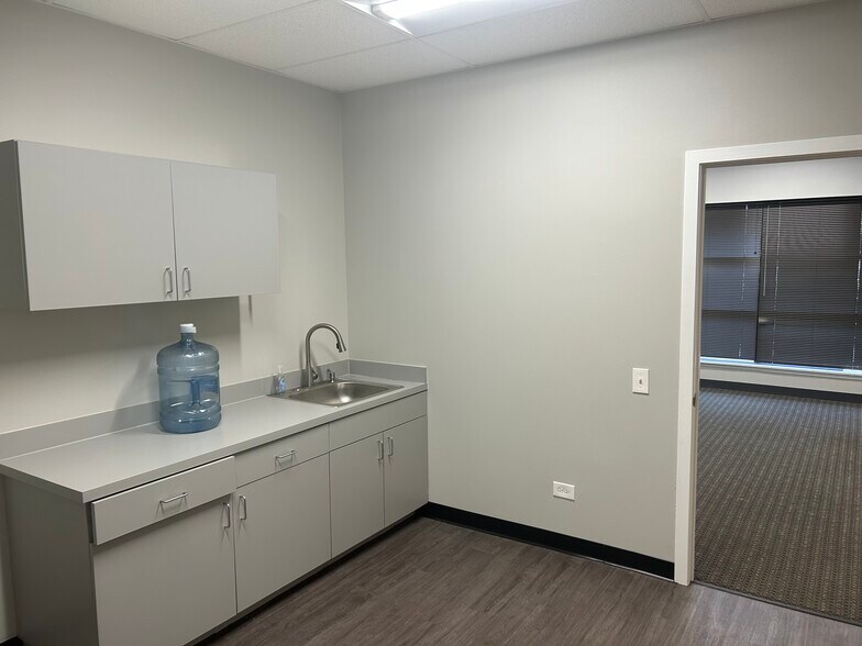 More Photos Of 940-972 Northpoint Blvd, Waukegan Light Distribution For Lease