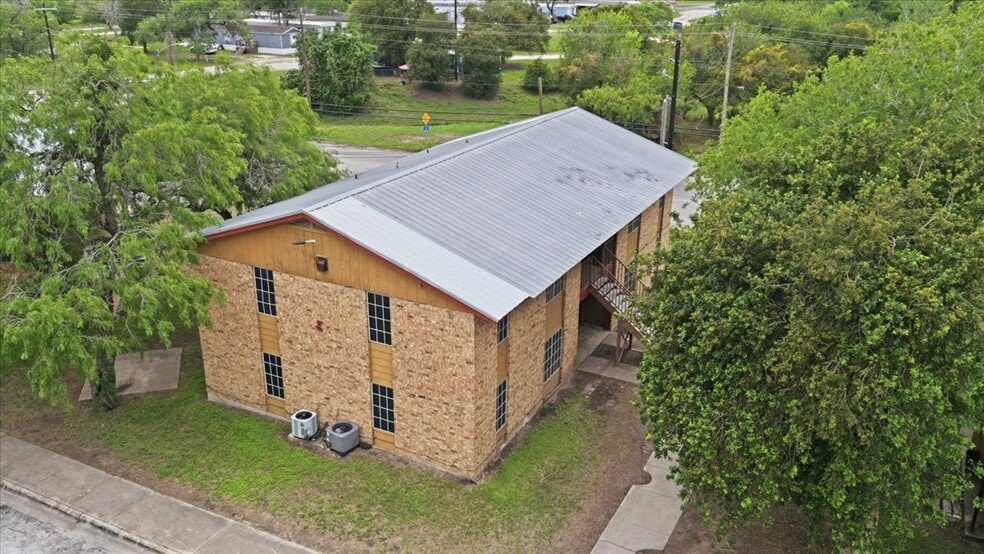 More Photos Of 600 E Crockett St, Beeville Apartments For Sale