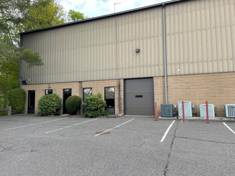 More Photos Of 115 Hurley Rd, Oxford Industrial For Lease