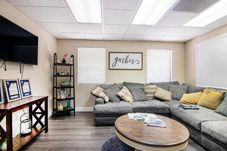More Photos Of 2326 Del Prado Blvd, Cape Coral Office For Lease