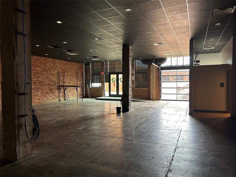 More Photos Of 141 Oak St, Abilene Storefront Retail Office For Lease