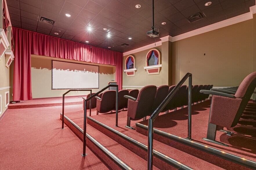 More Photos Of 1800-1850 E Merritt Island Cswy, Merritt Island Auto Dealership For Lease