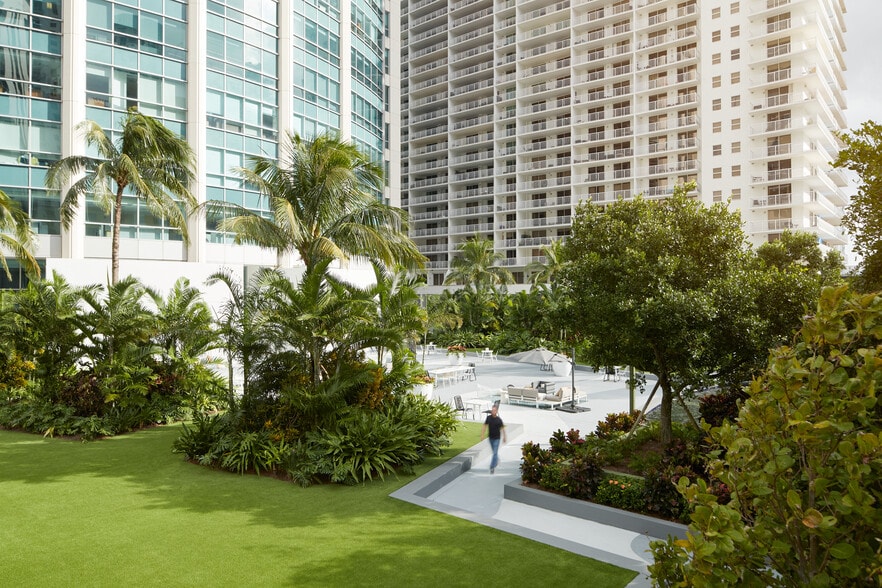 More Photos Of 1111 Brickell Ave, Miami Office For Lease